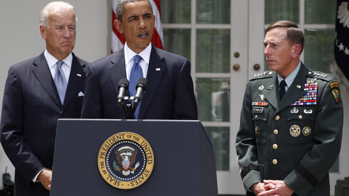 U.S. President Barack Obama announces that Gen. David Petraeus (R) will replace Gen. Stanley McChrystal as his top commander in Afghanistan in the Rose Garden of the White House in Washington, June 23, 2010