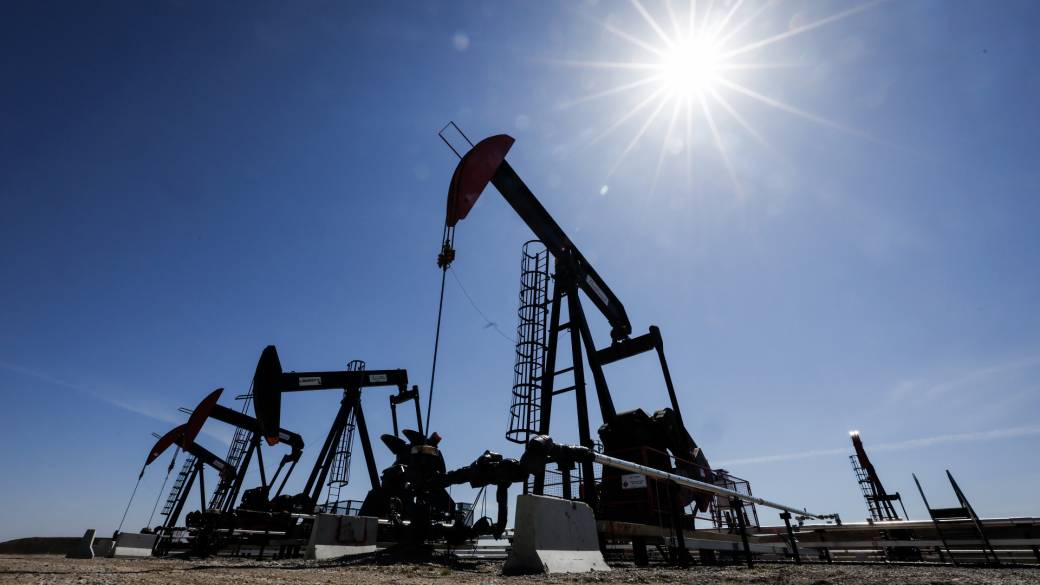 Click to play video: 'As global oil prices plunge, Alberta’s energy sector prepares'