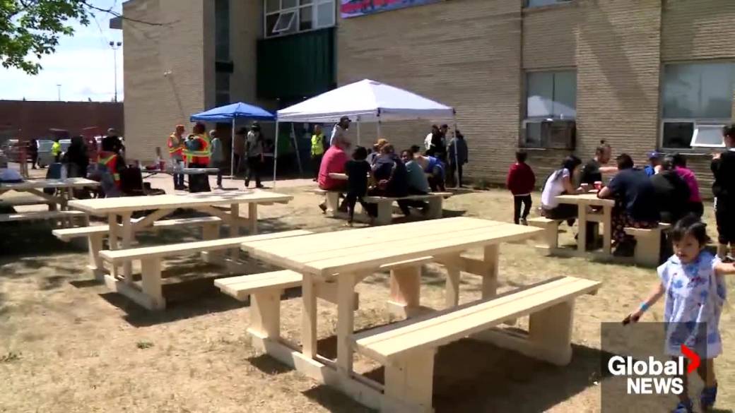 Click to play video: 'Wildfire evacuees wishing for more communication'