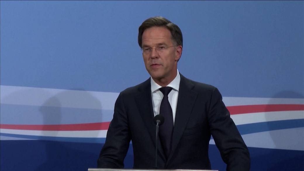 Click to play video: 'Dutch government collapses after coalition partners clash over immigration policies'