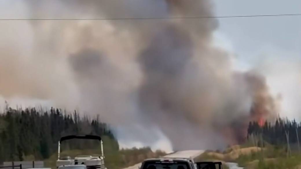 Click to play video: 'U.S. sends reinforcements to combat wildfires threatening Manitoba'