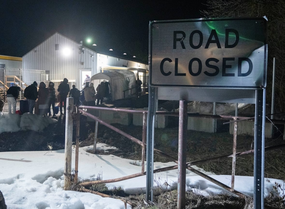 People wait to cross the US/Canada border