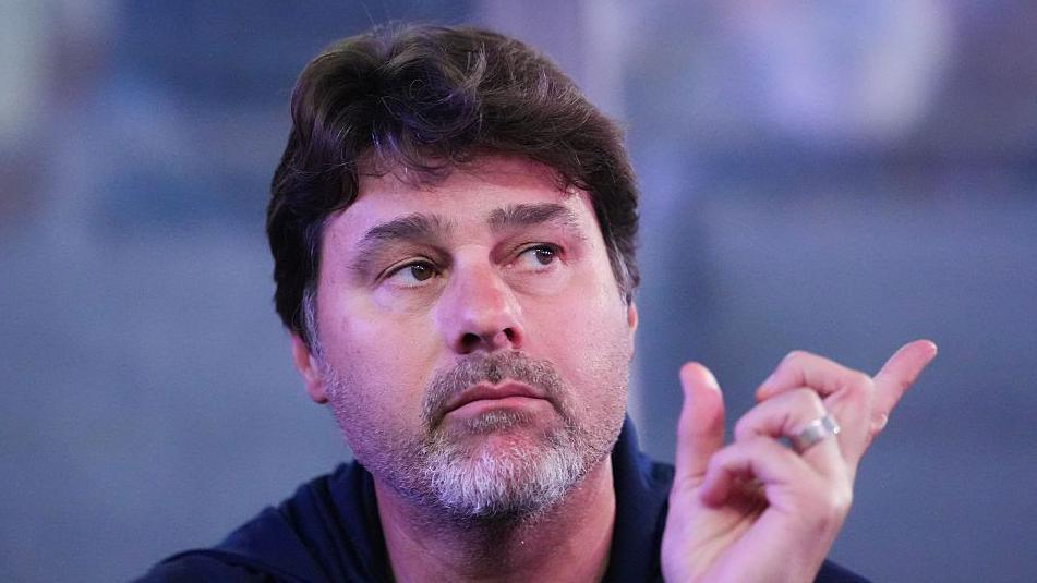 Mauricio Pochettino gestures irth his finger