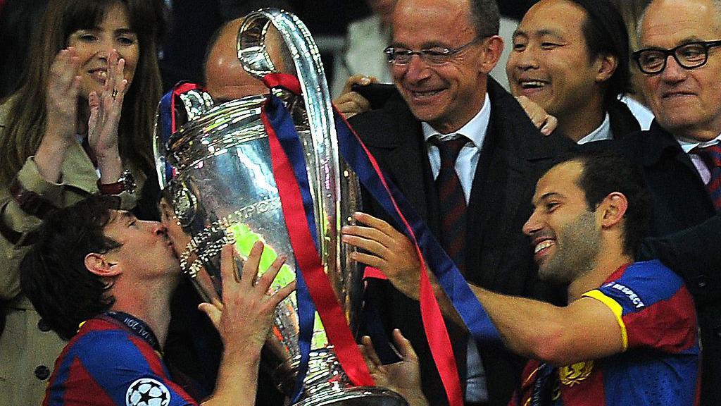 Messi kisses the Champions League trophy