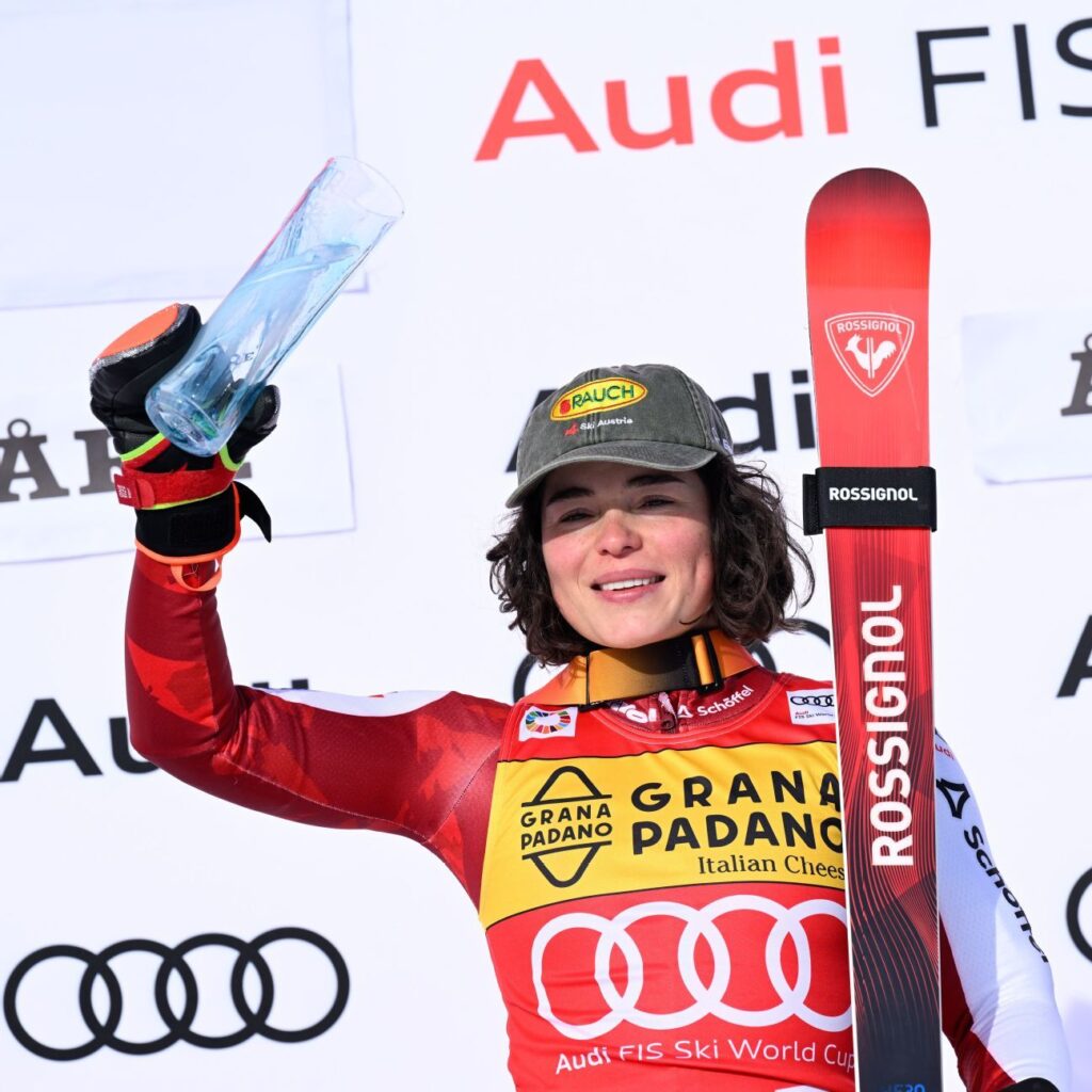 Shiffrin ties record with another WC slalom win