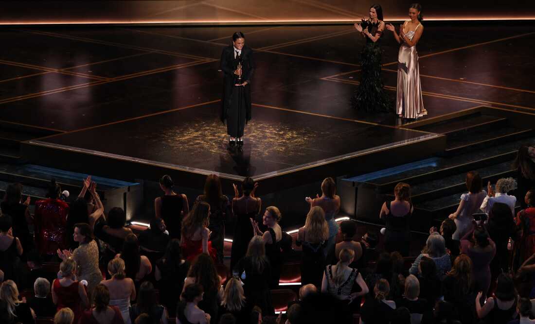 Autumn Durald Arkapaw accepts the award for best cinematography for Sinners.